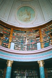 Los documentos a conservar ordenados no dejan de parecerse a una biblitoteca. Pueden ser muchos; pero son fácilmente localizables, al estar todos y estar cada uno en su sitio.